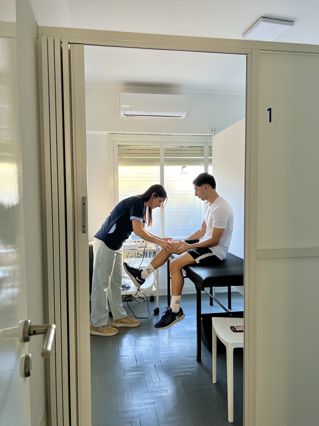 Kinesióloga atendiendo a un paciente en COS Kinesiología